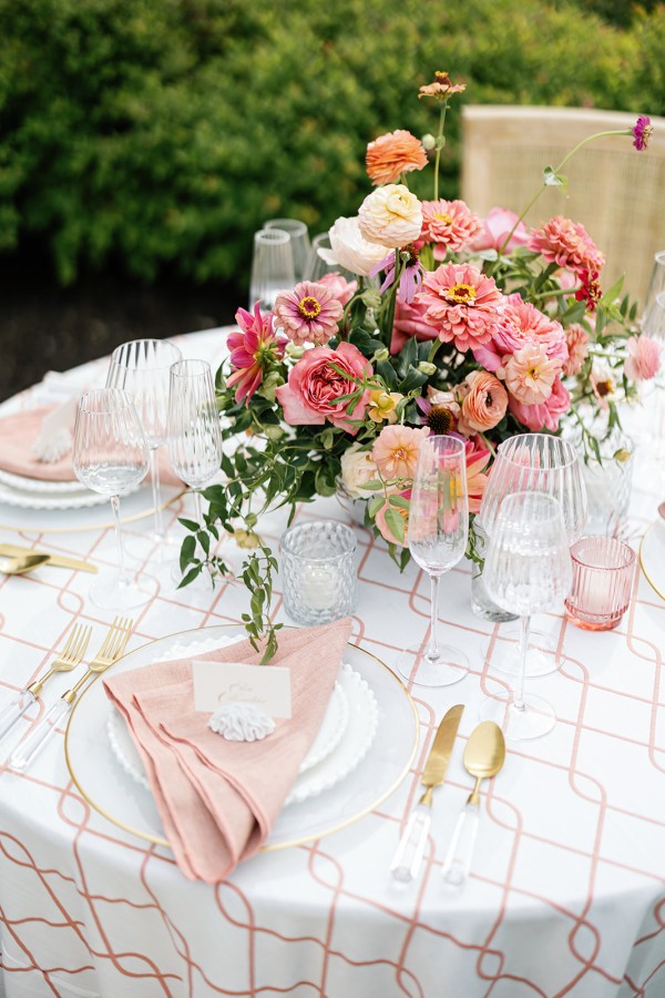 Elegant seaside table with Rica Rose fabric