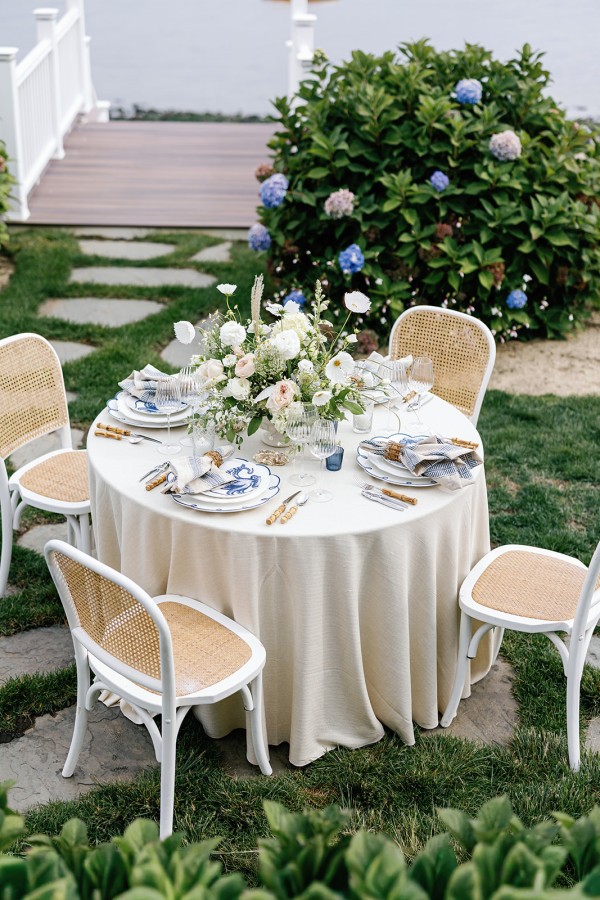 Elegant seaside table with soft beige linen