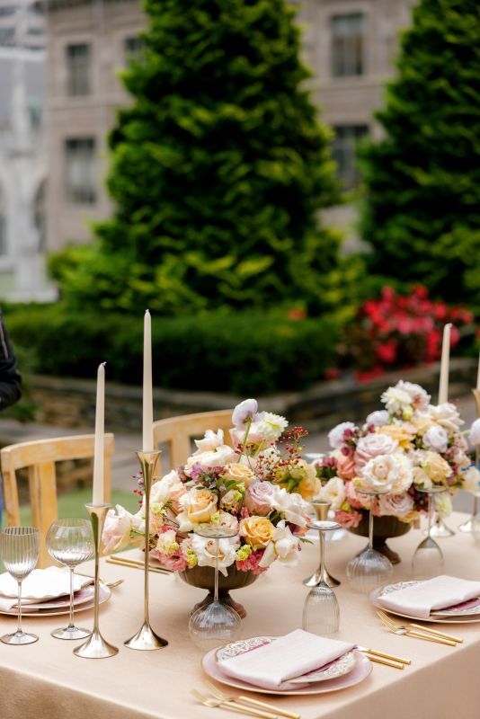 Classic event décor with golden table linen